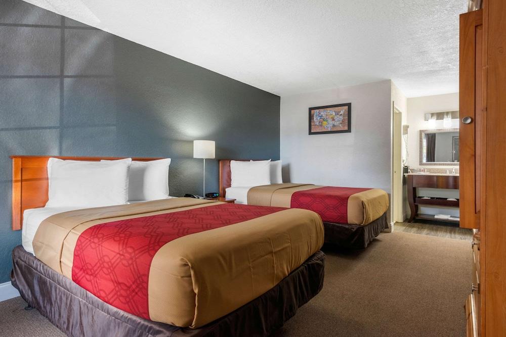 Econo Lodge Airport at RJ Stadium photo 21
