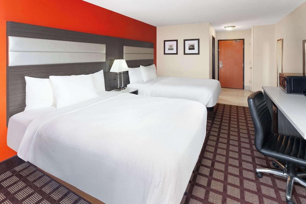 AmericInn by Wyndham Hudson photo 12