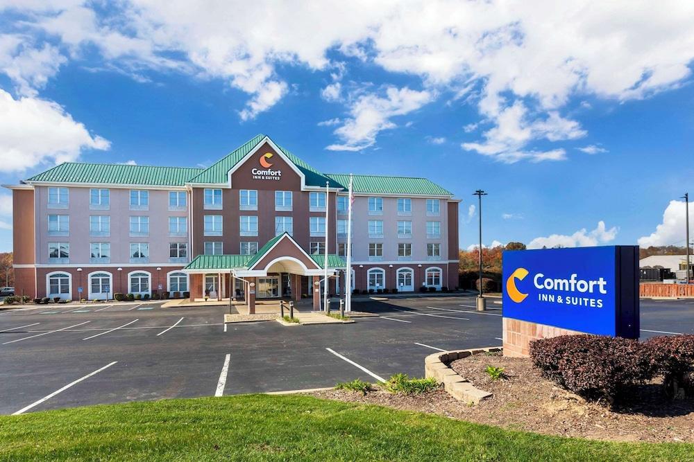 Comfort Inn & Suites Cuyahoga Falls - Akron photo 1
