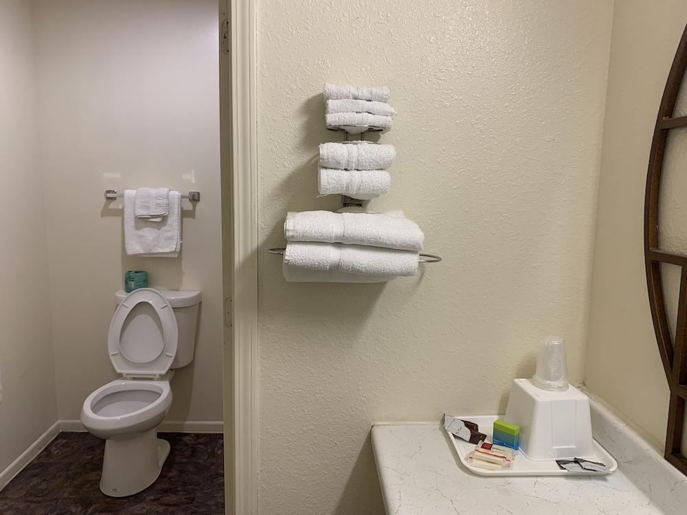 Economy Inn photo 25