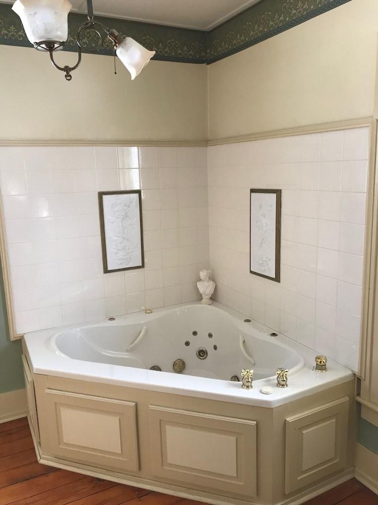 Iron Amethyst Inn   Boutique Hotel photo 25