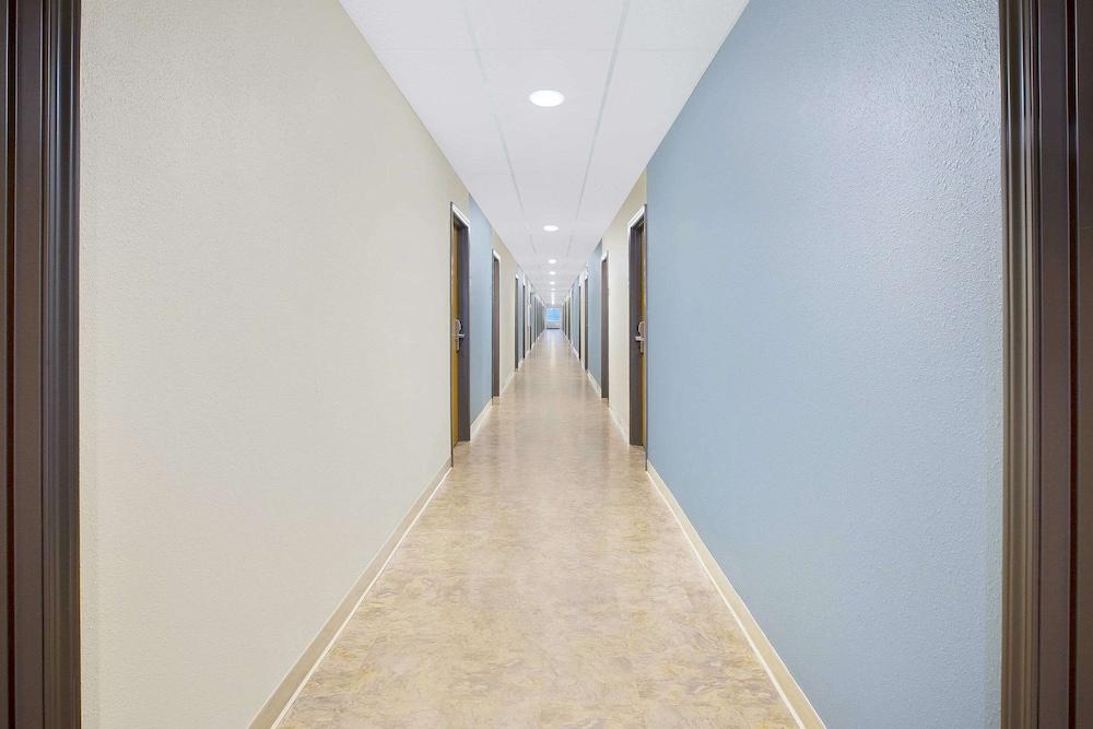 WoodSpring Suites Columbus Urbancrest photo 3