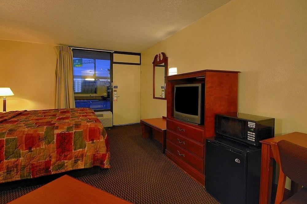 Super 6 Inn & Suites photo 6