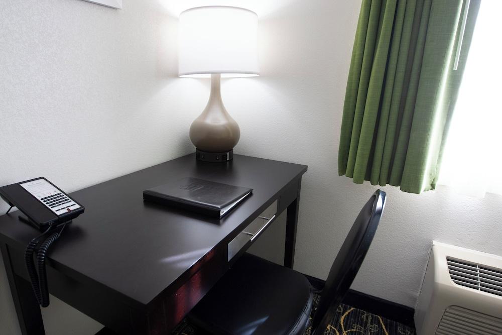 AmericInn by Wyndham Delafield-Waukesha-Milwaukee photo 46