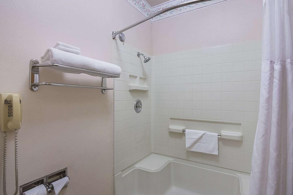 Quality Inn Fresno Yosemite Airport photo 13