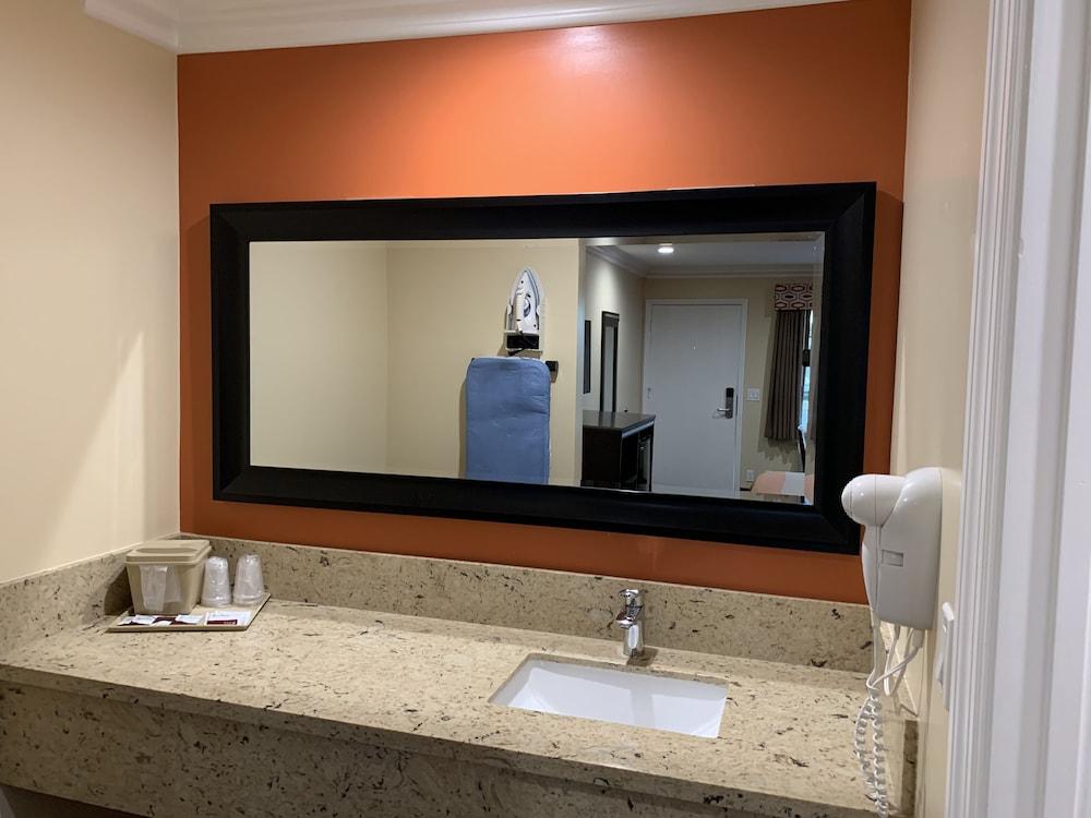 Ontario Inn & Suites photo 38