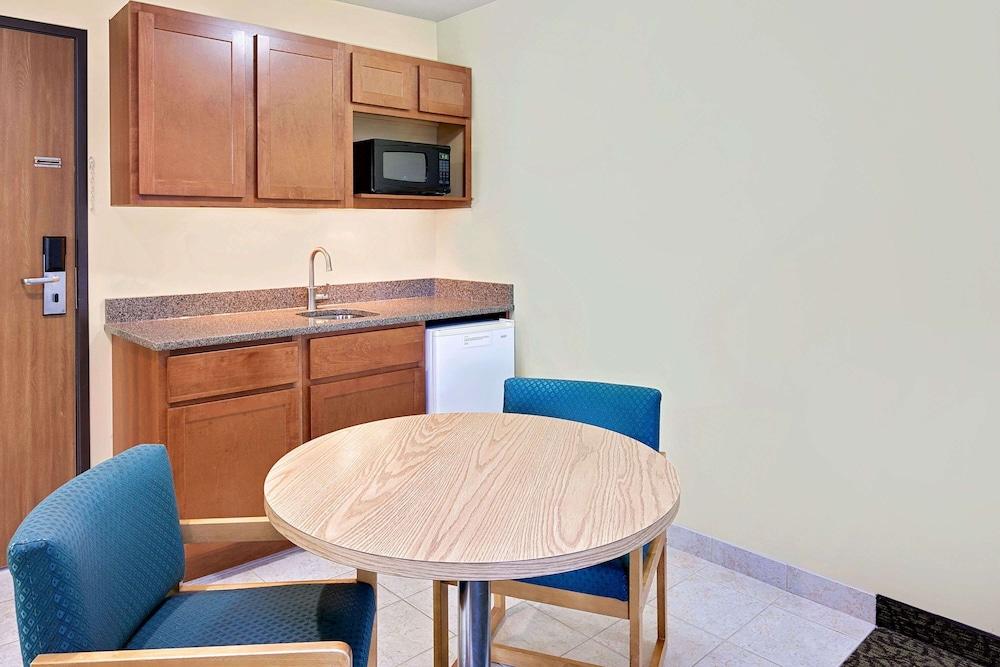 Days Inn by Wyndham Cadillac photo 28