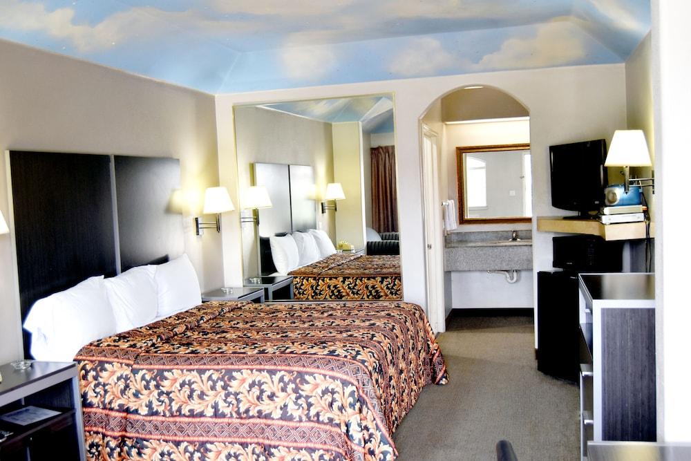 Camelot Inn & Suites Highway 290 NW Freeway photo 15