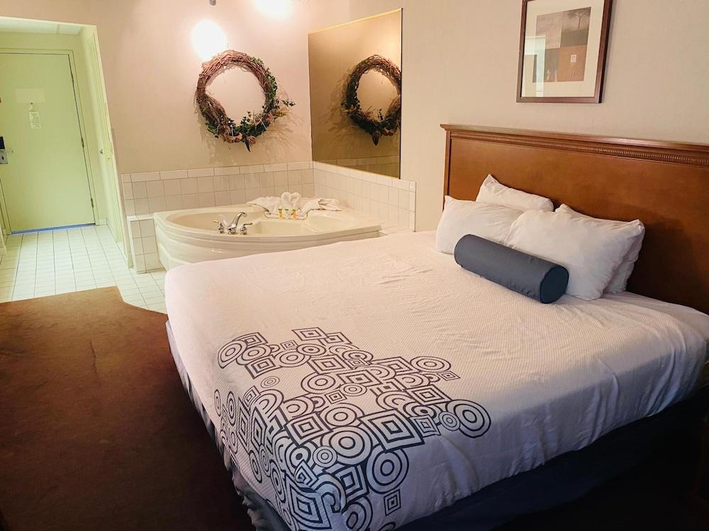Fleetwood Inn & Suites photo 26