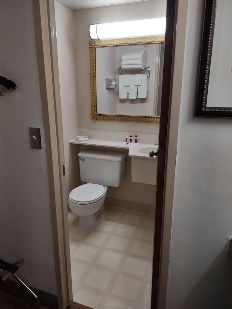 Ramada by Wyndham Albert Lea photo 38