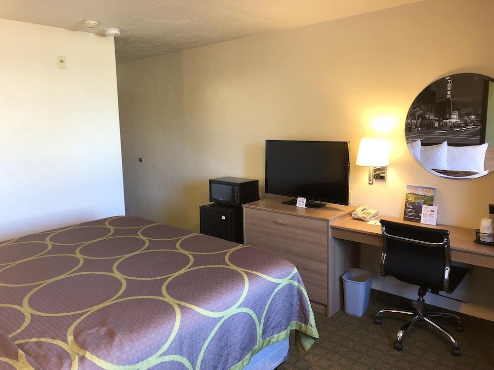Super 8 by Wyndham Bend photo 11