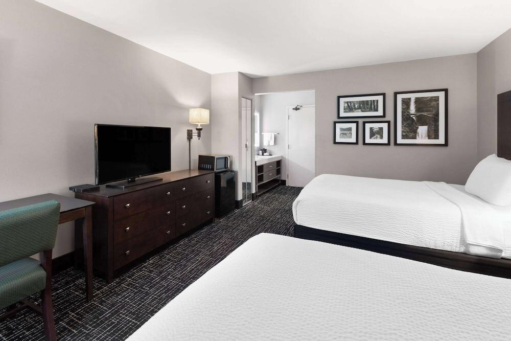 La Quinta Inn by Wyndham Sheboygan photo 6