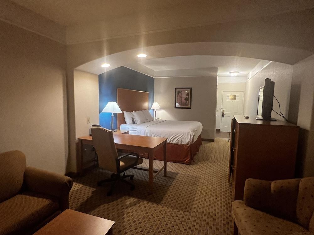 Baymont by Wyndham Brenham photo 21