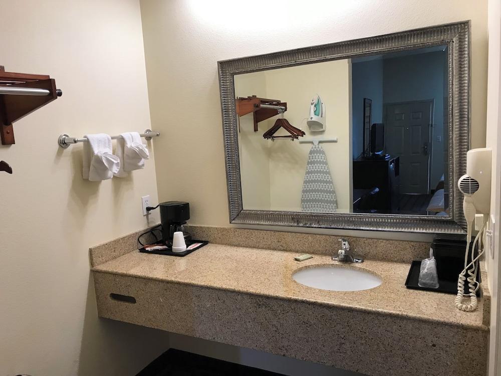 Executive Inn & Suites photo 8