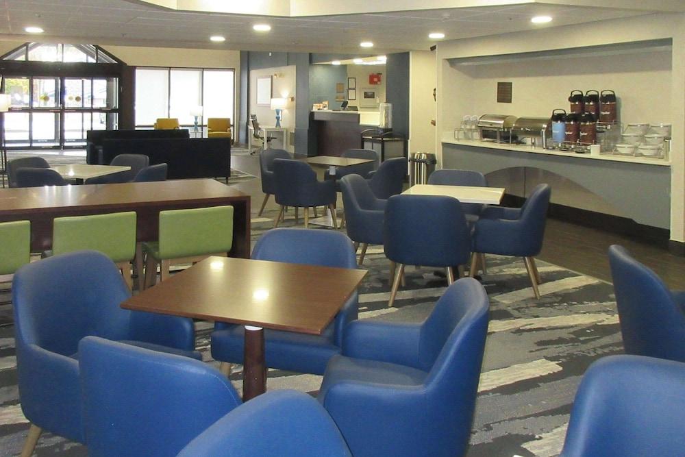 Comfort Suites Stevens Point photo 3