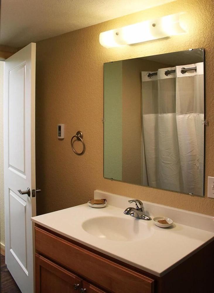 Tahquamenon Suites Lodging photo 28
