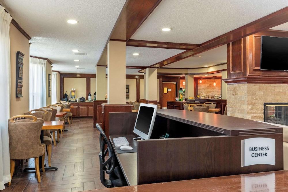 Quality Suites Addison - Dallas photo 24