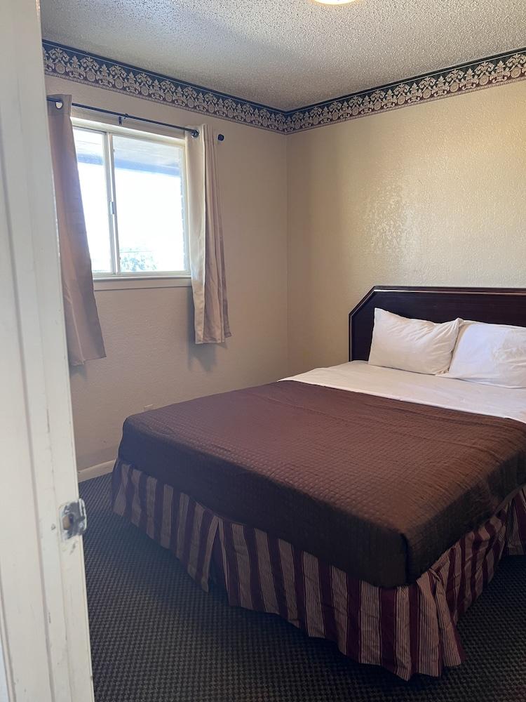Hallmark Inn and Suites photo 8
