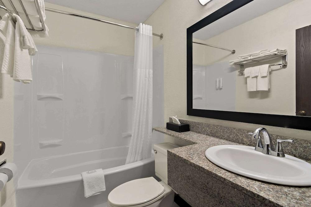 Clarion Pointe Bloomington – Normal near I-55 and University photo 18