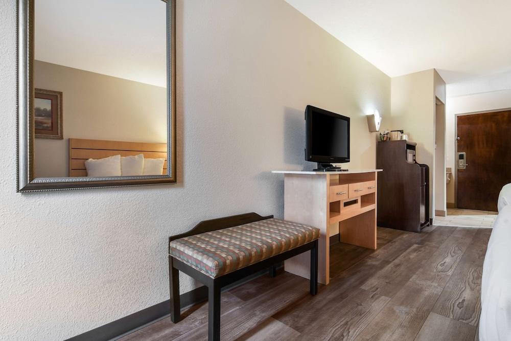 SureStay Plus Hotel by Best Western Tarboro photo 14
