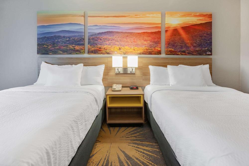 Days Inn by Wyndham Roanoke/Hollins Near I-81 photo 6