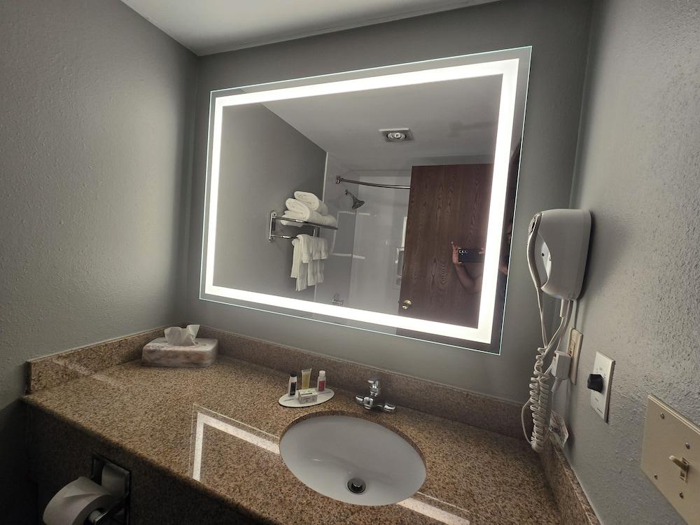 AmericInn by Wyndham Beloit photo 12