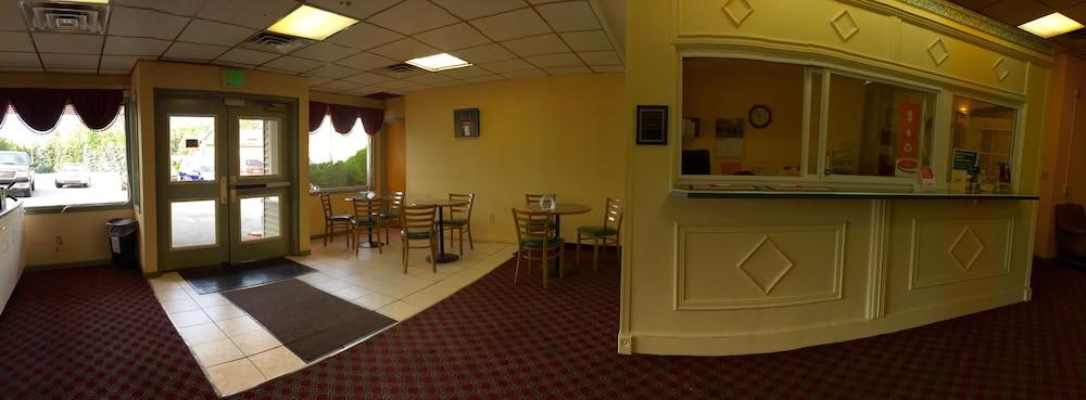Econo Lodge Reading Airport photo 2