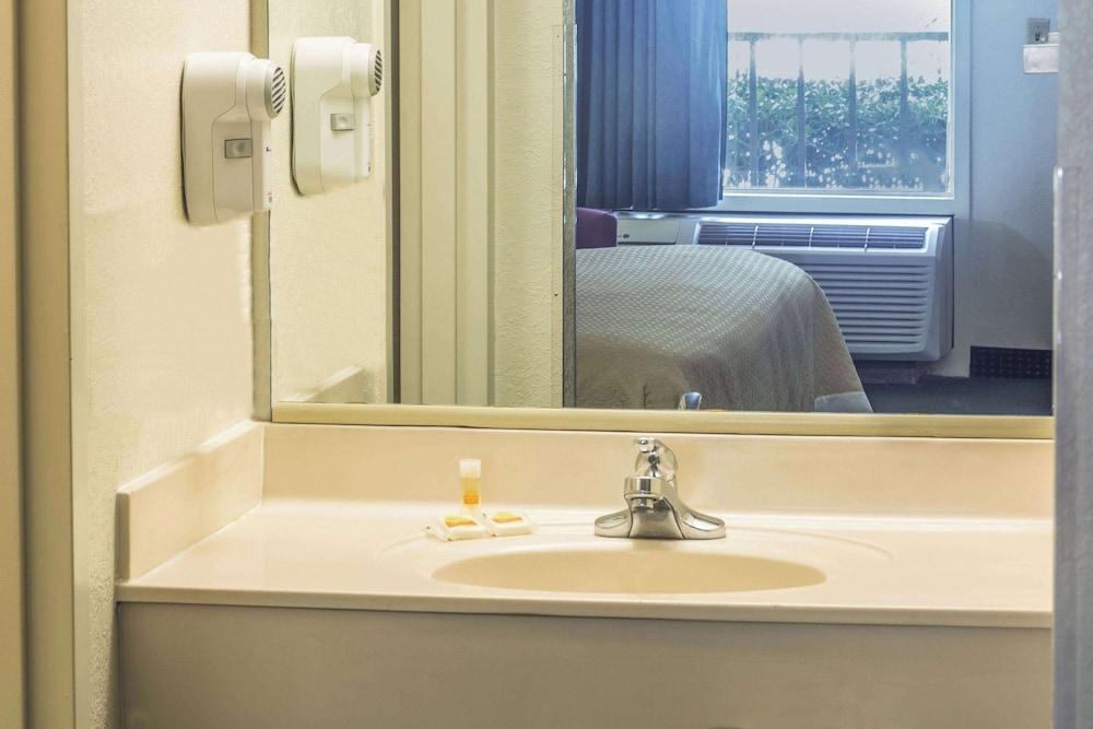 Days Inn by Wyndham Lake Park/Valdosta photo 31