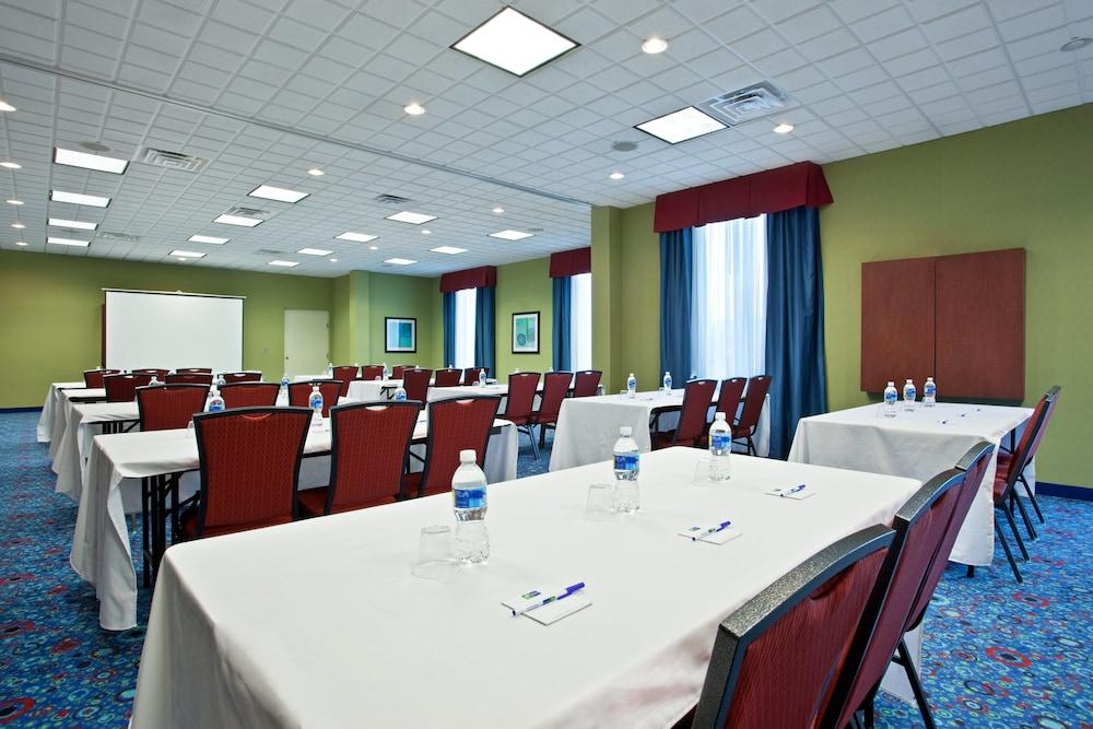 Holiday Inn Express & Suites Akron Regional Airport Area by IHG photo 30