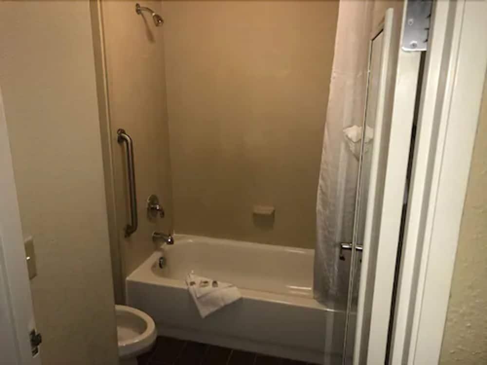 Quality Inn & Suites Ann Arbor Hwy 23 photo 2