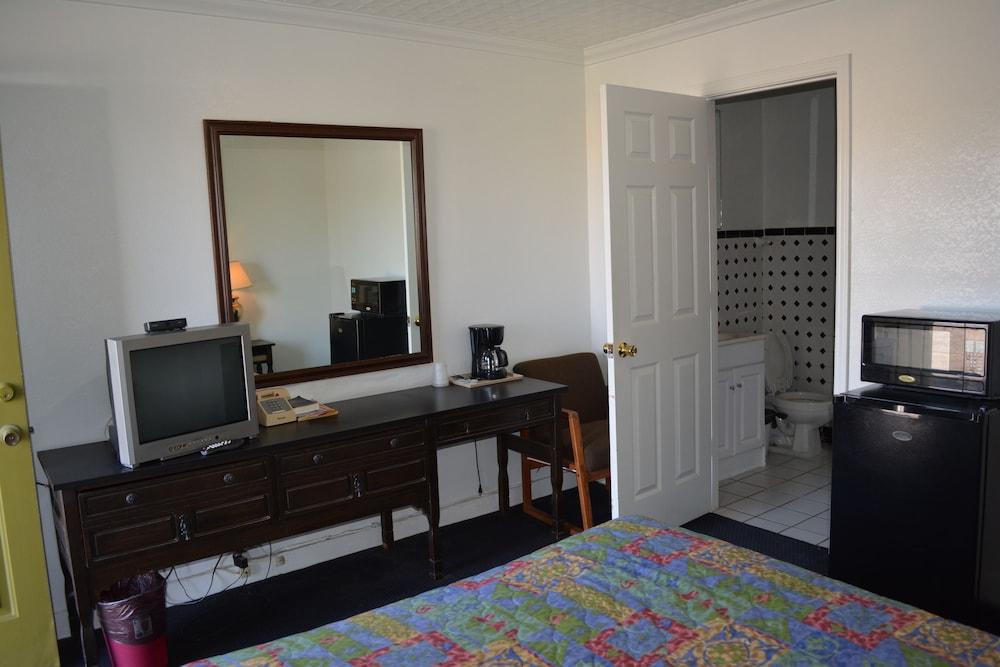 Delux Inn Big Spring photo 19