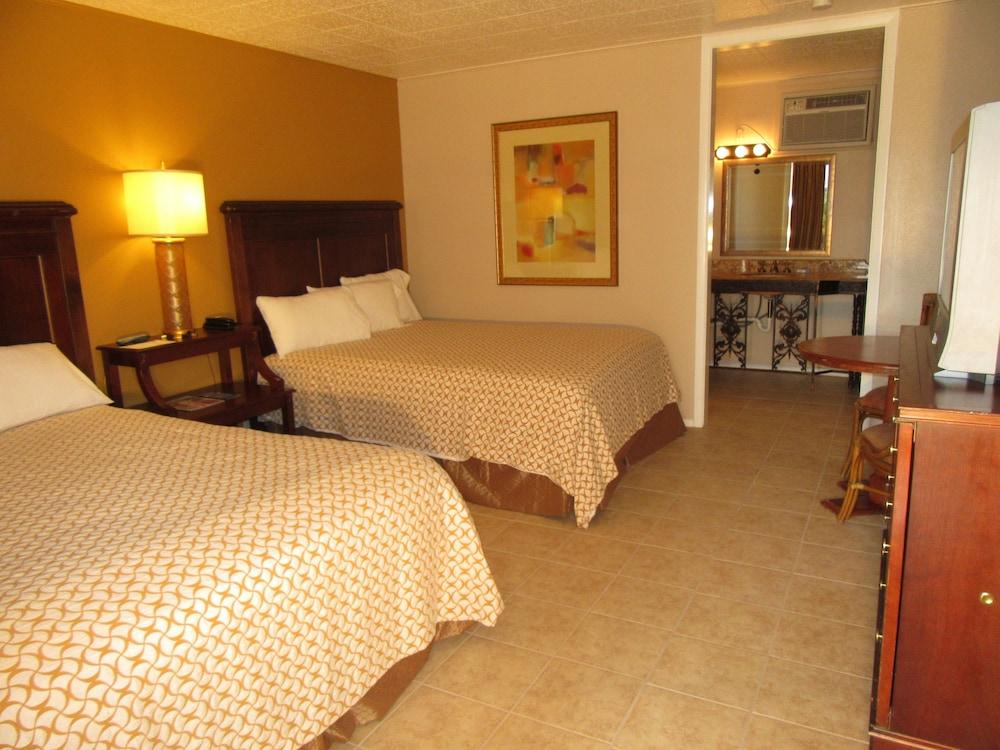 El Patio Inn photo 30