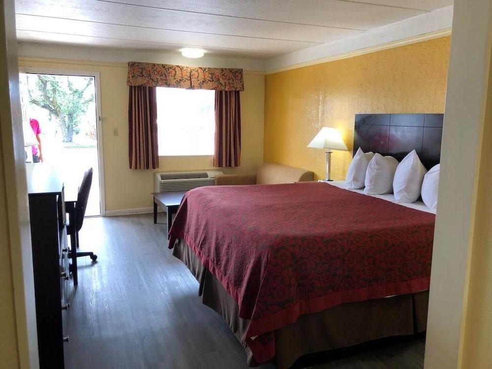 Days Inn by Wyndham Gainesville photo 15