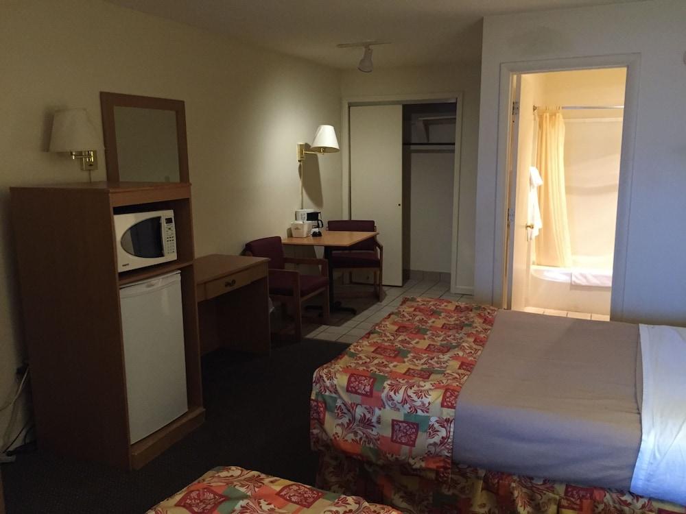Wildwood Inn Tropical Dome & Theme Suites photo 15