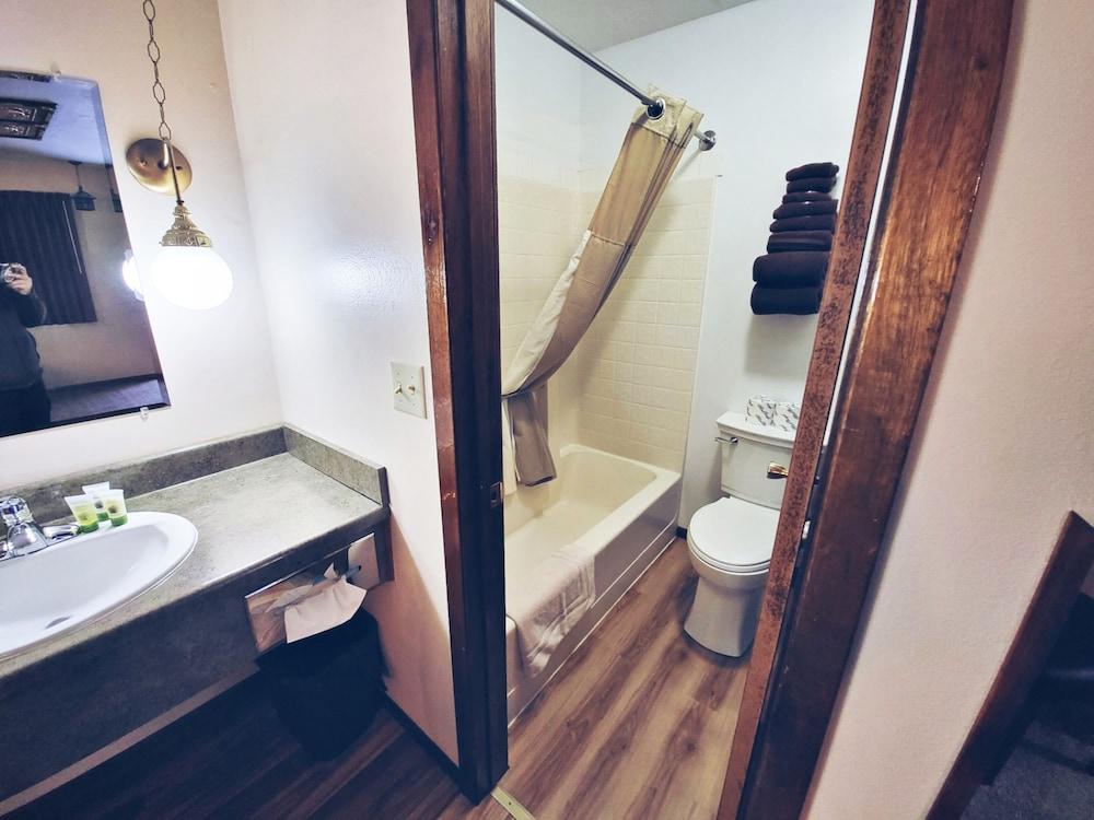 Cedar Wood Inn photo 42