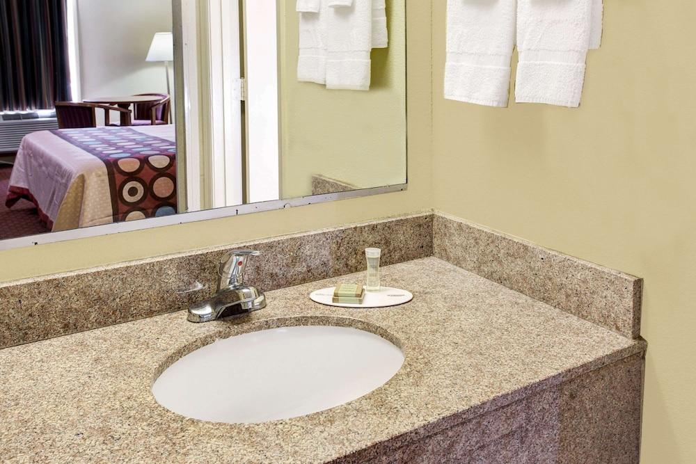 Super 8 by Wyndham Walterboro photo 15