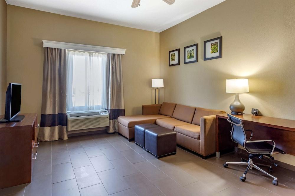 Comfort Suites Batesville photo 12