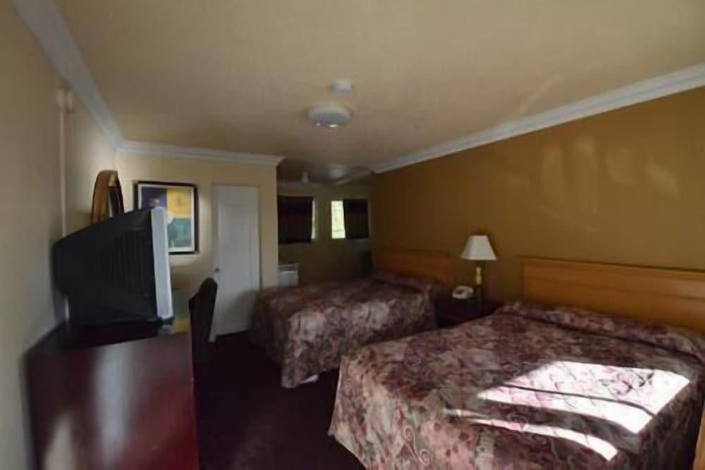 Lamplighter Motel photo 15