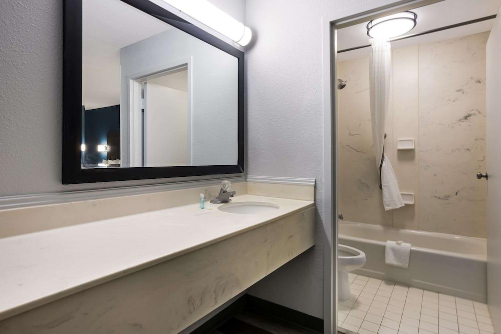 Suburban Studios Hinesville - Fort Stewart Area photo 17