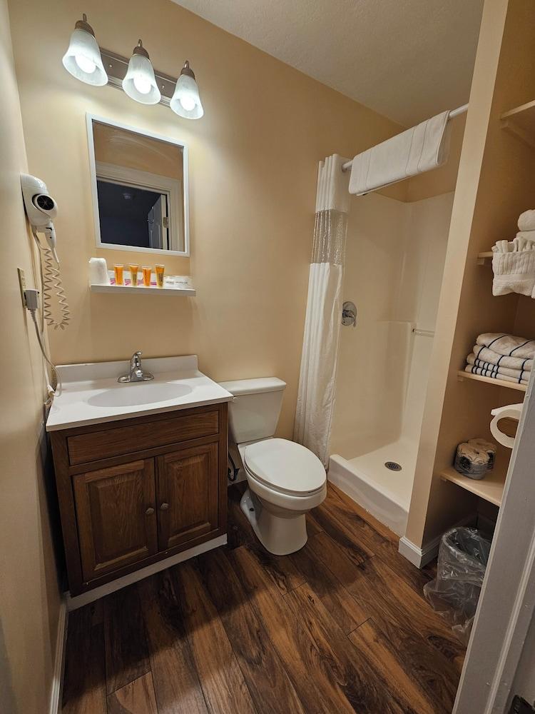 Capt.'s Inn & Suites photo 46