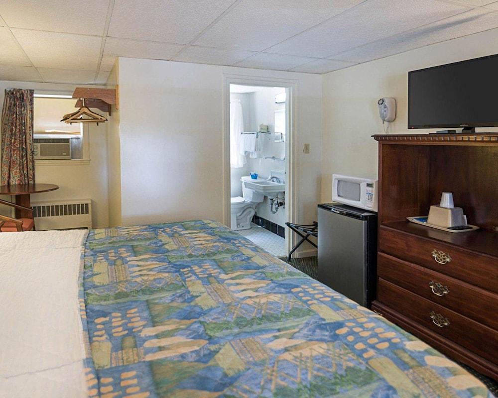 Econo Lodge photo 13
