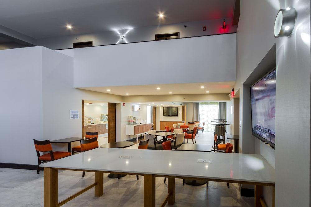 Holiday Inn Express & Suites San Antonio Medical-Six Flags by IHG photo 82