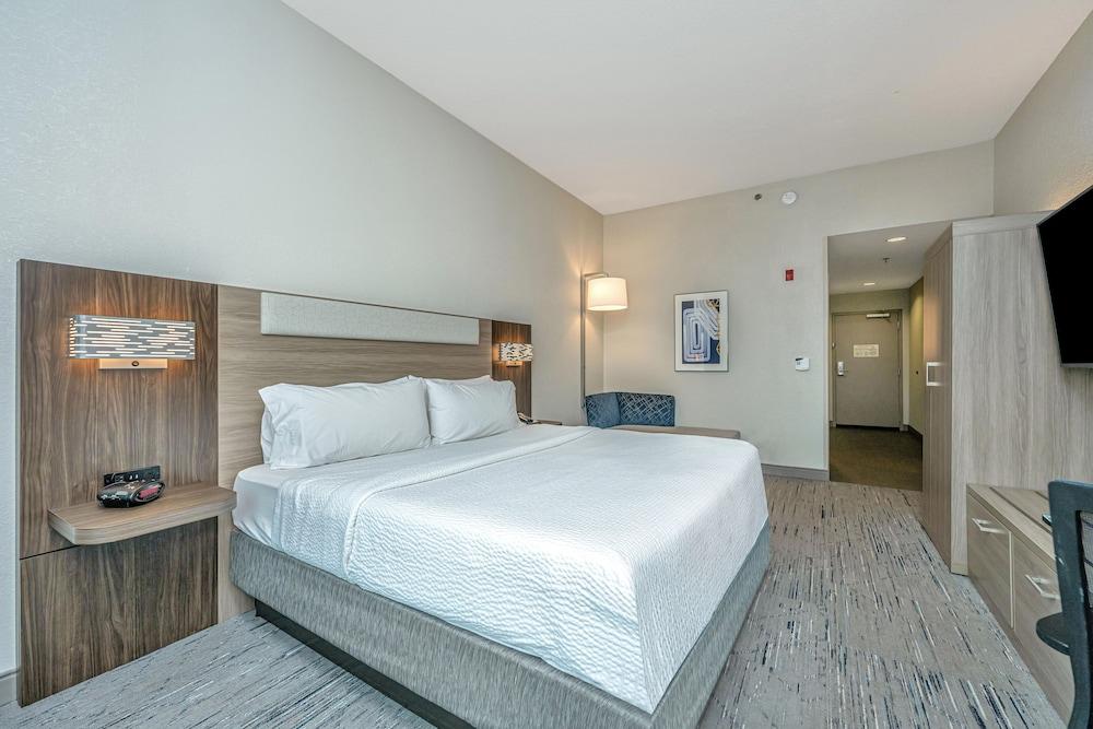 Holiday Inn Express & Suites Charleston Arpt-Conv Ctr Area photo 48
