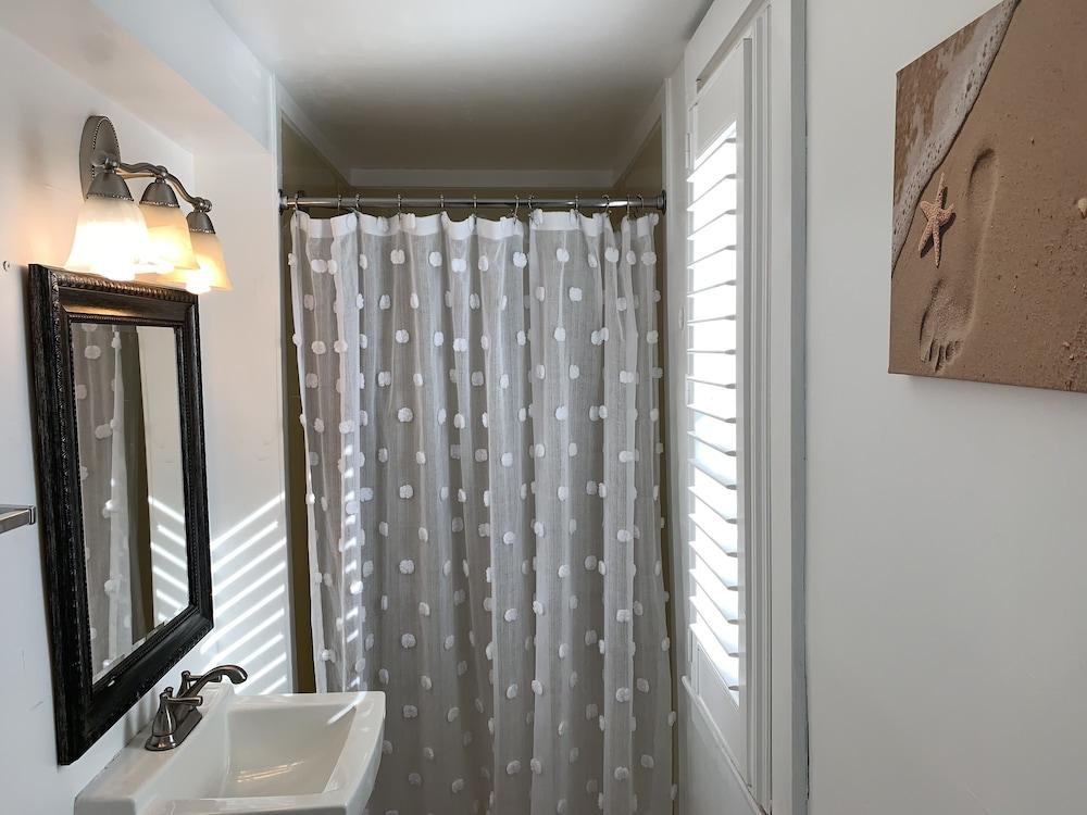 Vineyard Harbor Motel - Private Beach photo 16
