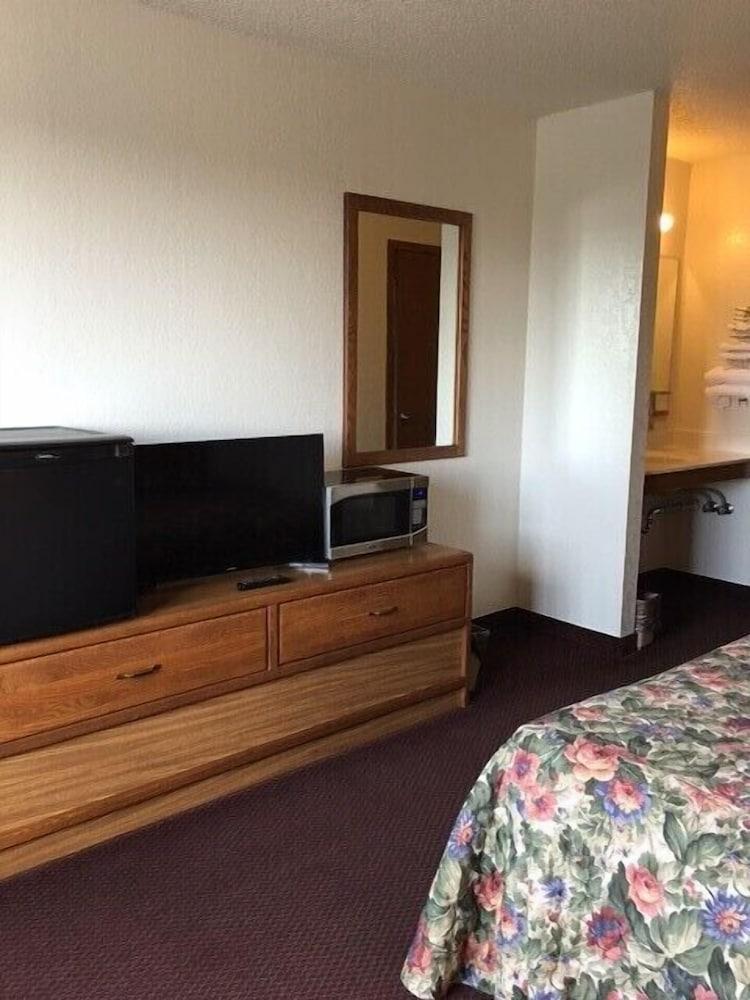 Clarion Hometown Inn photo 10