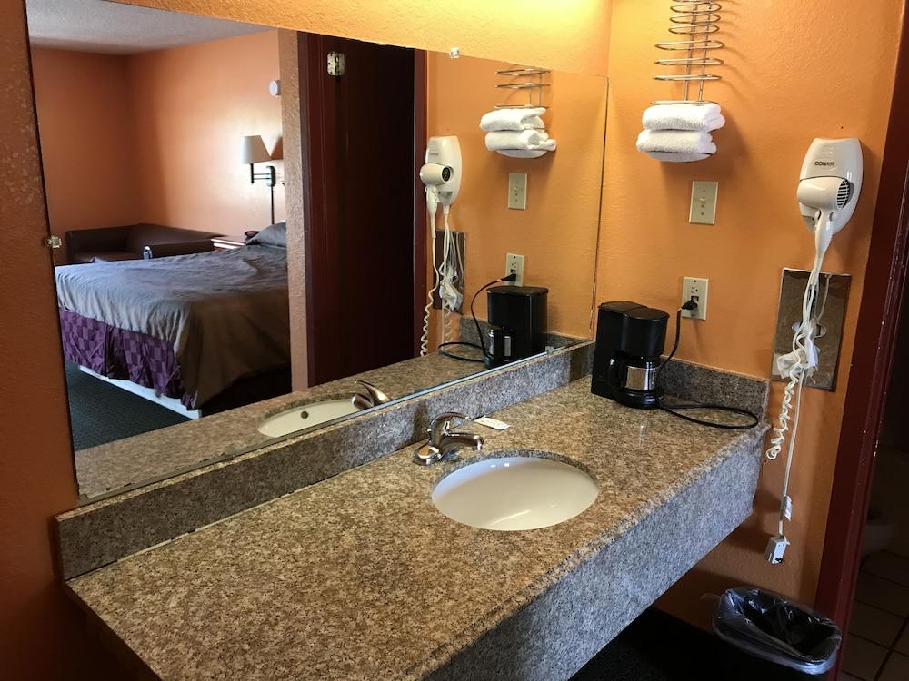 American Inn Cleburne photo 9