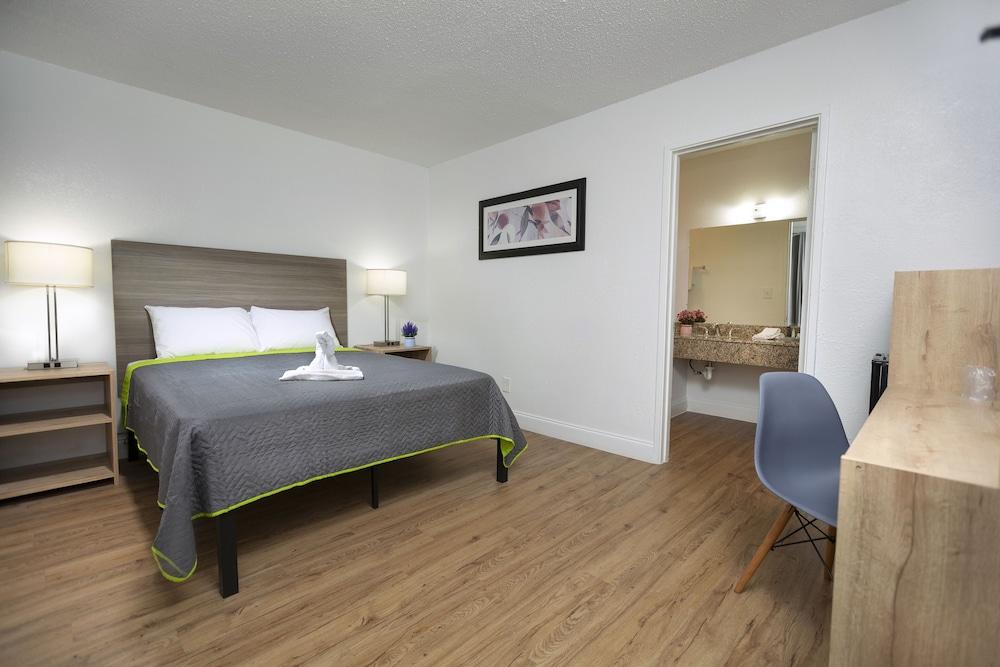 Weekly Inn photo 8