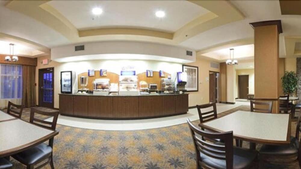 Holiday Inn Express Hotel & Suites LAMAR by IHG photo 20