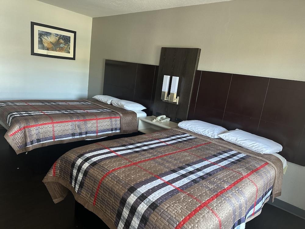 Deluxe INN  Augusta photo 4