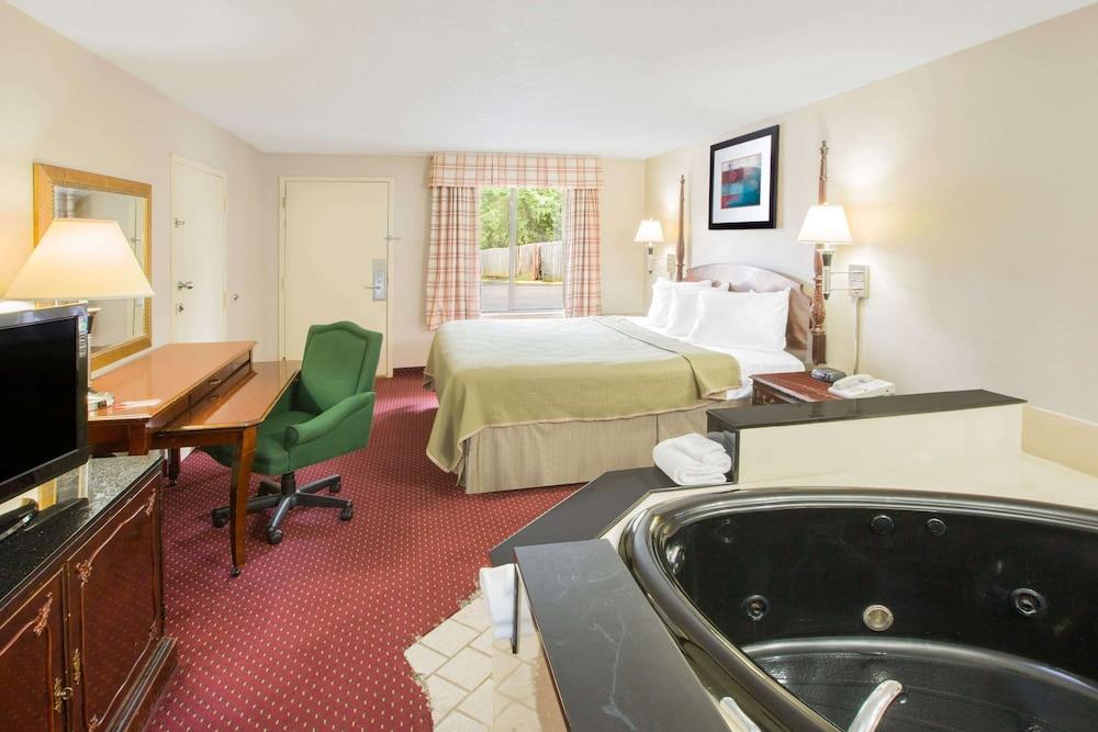Howard Johnson by Wyndham Dothan photo 7